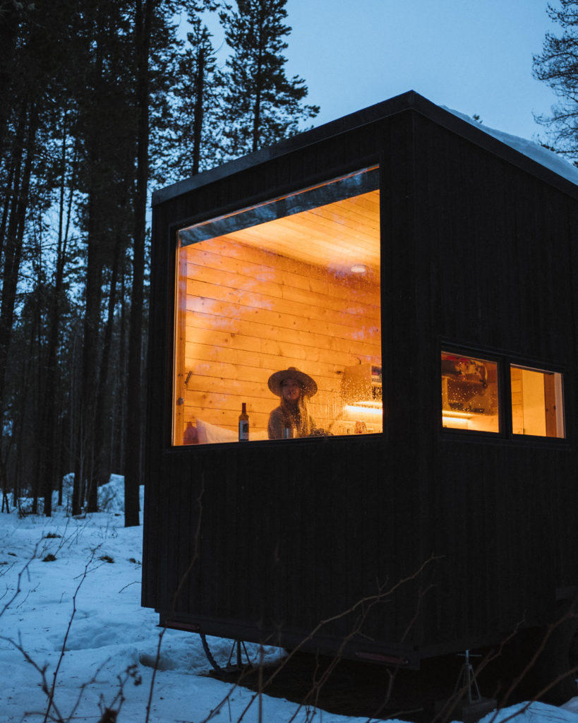 Night Time at the cozy Getaway House Washington Tiny House Cabins.